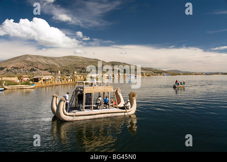 Les touristes en bateau reed et les îles flottantes d'Uros, Lac Titicaca, Pérou, Amérique du Sud Banque D'Images