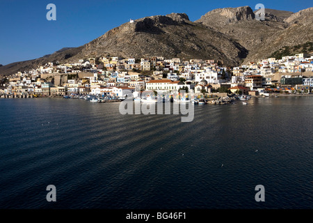 La ville de Pothia voir de la mer, sur l'île grecque de Kalymnos, Dodécanèse, îles grecques, Grèce, Europe Banque D'Images