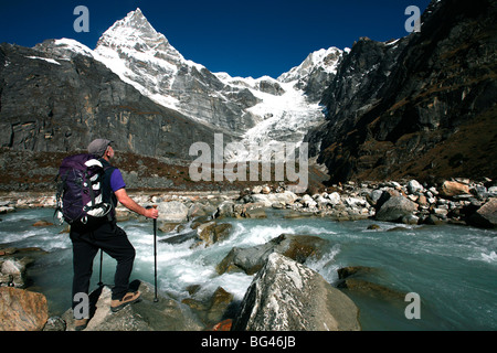 Trekker sur le bord du ruisseau glaciaire sur la façon de Mera Peak, dans la région de Khumbu, près du Mont Everest, Népal, Himalaya, Asie Banque D'Images