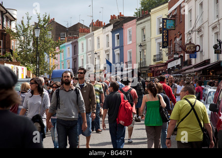 Les foules au soleil sur le marché de Portobello Road, Notting Hill, Londres. Banque D'Images