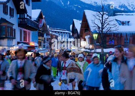 L'Europe, Autriche, Tirol. Sankt Anton am Arlberg, rue principale en hiver Banque D'Images