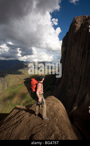 Un grimpeur regarde vers le 800 mètres Être du Tsaranoro (Big) du Tsaranoro Monolith, Parc National de l'Andringitra, le sud de Madagascar Banque D'Images