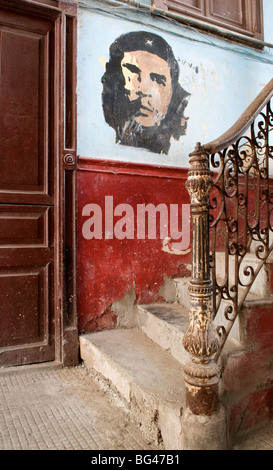 Che Guevara murale dans l'ancien bâtiment/ Entrée de La Guarida restaurant, La Havane, Cuba, Caraïbes Banque D'Images