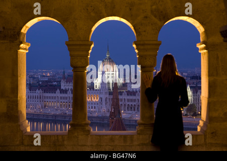 Le Parlement hongrois vu de Fishermans Bastion, Budapest, Hongrie, M. Banque D'Images