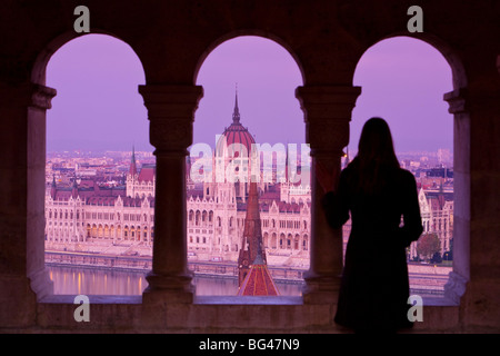 Le Parlement hongrois vu de Fishermans Bastion, Budapest, Hongrie, M. Banque D'Images