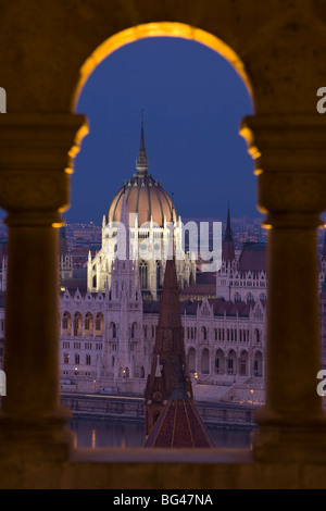 Le Parlement hongrois vu de Fishermans Bastion, Budapest, Hongrie Banque D'Images