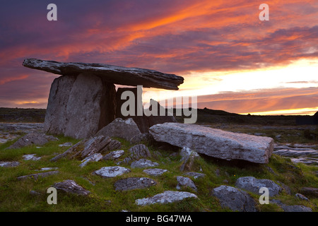 Dolmen de Poulnabrone, le Burren, comté de Clare, Irlande Banque D'Images