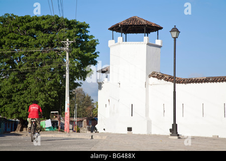 Le Nicaragua, Grenade, Man riding bike passé Fortaleza La Polvora Banque D'Images