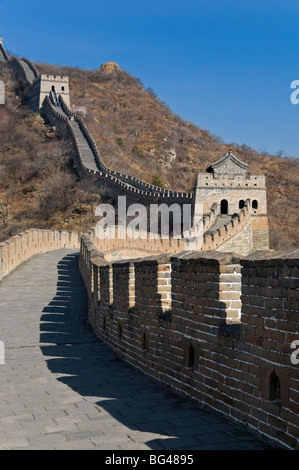 Afficher le long de la section restaurée du Grand Mur, UNESCO World Heritage Site, Mutianyu, près de Beijing, China, Asia Banque D'Images