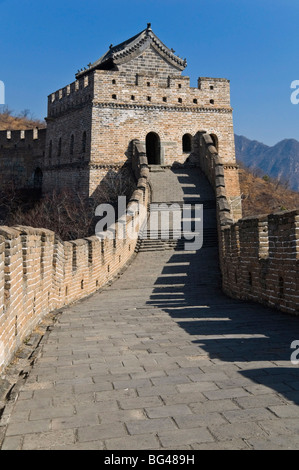 Afficher le long de la section restaurée du Grand Mur, UNESCO World Heritage Site, Mutianyu, près de Beijing, China, Asia Banque D'Images