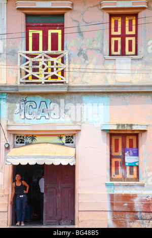 Nicaragua, Leon, femme en porte de chambre Banque D'Images