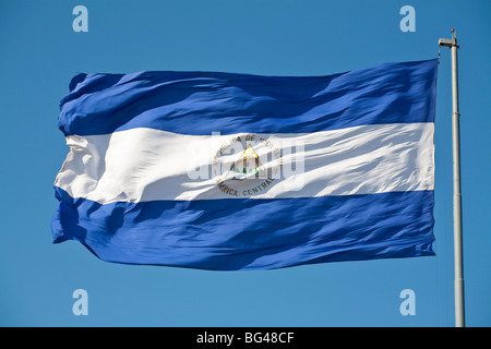 Le Nicaragua, Managua, Zona Monumental, Plaza de la Republica, drapeau Nicaragua Banque D'Images