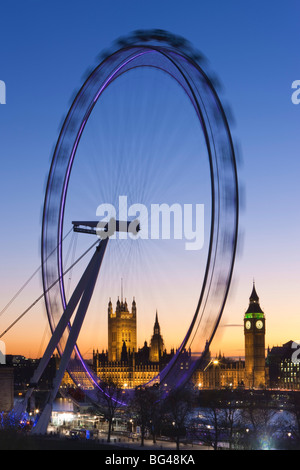 Roue du millénaire (London Eye) et Big Ben, Houses of Parliament, London, England, UK Banque D'Images