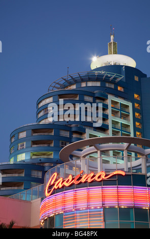 Uruguay, Punta del Este, l'hôtel Conrad et Casino. soir Banque D'Images