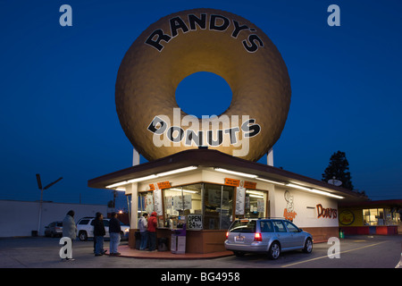 USA, Californie, Los Angeles, Inglewood, Randy's Donuts, beignerie, Dawn Banque D'Images