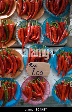 Des piments colorés sur les plaques bleues sur un étal de marché à Kuching, Sarawak, Bornéo Malaisien, en Malaisie, en Asie du Sud-Est, l'Asie Banque D'Images