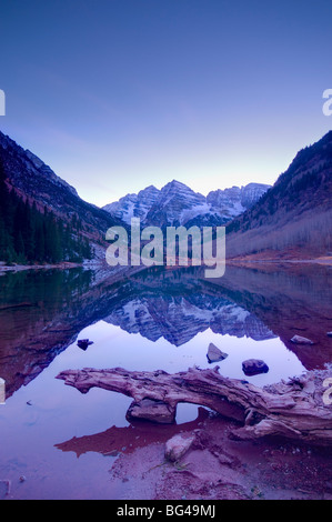 USA, Colorado, Maroon Bells Mountain reflète dans Maroon Lake Banque D'Images