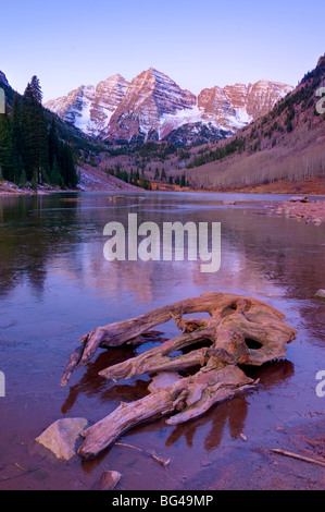 USA, Colorado, Maroon Bells Mountain reflète dans Maroon Lake Banque D'Images