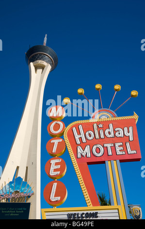 USA, Nevada, Las Vegas, la stratosphère et Holiday Motel Banque D'Images