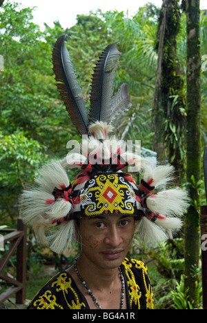 Membre de la tribu Iban avec coiffe de plumes calao, singe sèche et de perles, Mulu, Malaisie, Sarawak, Bornéo, Malaisie Banque D'Images