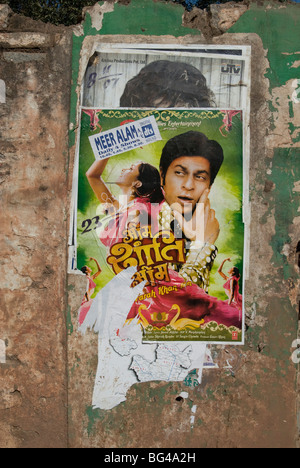 Shahruk Khan dans l'affiche de film Bollywood déchiré sur mur, Hospet, Karnataka, Inde, Asie Banque D'Images