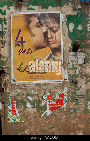 Affiche de film de Bollywood sur mur, Hospet, Karnataka, Inde, Asie Banque D'Images