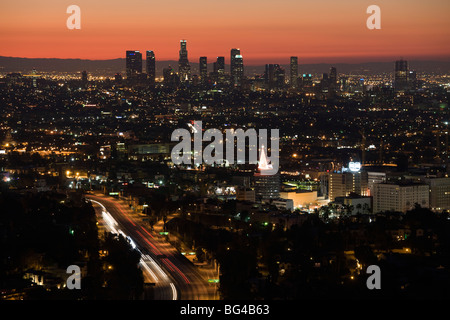 USA, Californie, Los Angeles, du centre-ville et l'Hollywood Freeway 101 de Hollywood Bowl surplombent, Dawn Banque D'Images