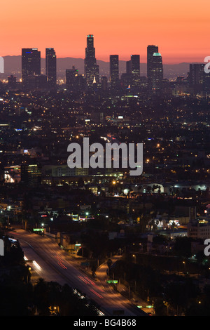 USA, Californie, Los Angeles, du centre-ville et l'Hollywood Freeway 101 de Hollywood Bowl surplombent, Dawn Banque D'Images