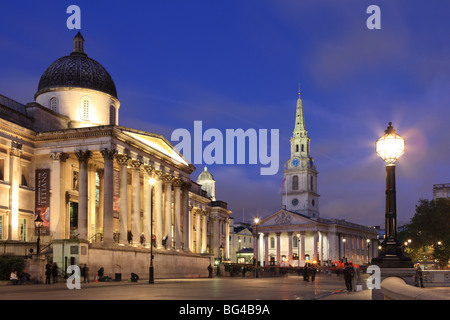 À la tombée de la National Gallery, Trafalgar Square, Londres, Angleterre, Royaume-Uni, Europe Banque D'Images