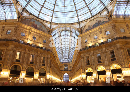 À la tombée de la Galleria Vittorio Emanuele, Milan, Lombardie, Italie, Europe Banque D'Images