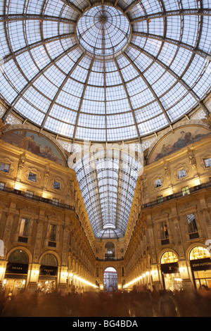 À la tombée de la Galleria Vittorio Emanuele, Milan, Lombardie, Italie, Europe Banque D'Images