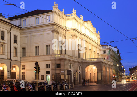 Teatro alla Scala, au crépuscule, Milan, Lombardie, Italie, Europe Banque D'Images