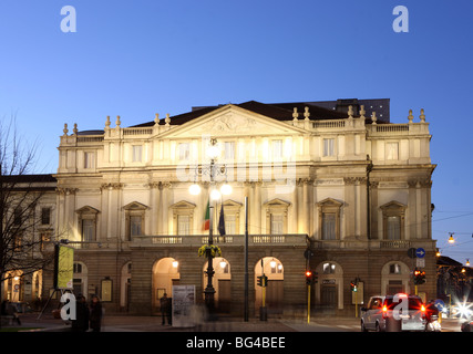 Teatro alla Scala, au crépuscule, Milan, Lombardie, Italie, Europe Banque D'Images