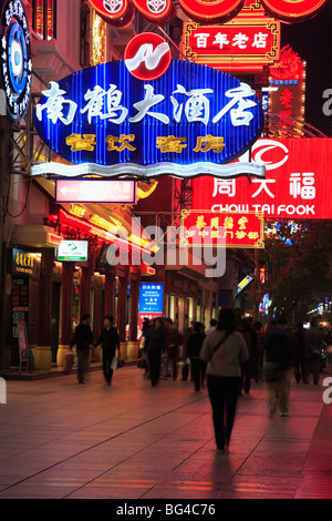 Nanjing Lu Road la nuit, Shanghai, Chine, Asie Banque D'Images