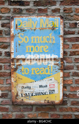 Un vieux Daily Mail enseigne publicitaire sur un mur de brique en Northumbrie Bamburgh England UK Banque D'Images