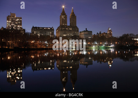 Le San Remo Tours, Central Park West skyline at night reflète dans le lac, Central Park, Manhattan, New York City, USA Banque D'Images