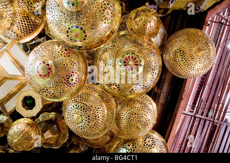 Lampes et Metalwork à vendre dans un magasin du célèbre souk de Cuivre (marché du cuivre), Marrakech, Maroc, Afrique du Nord Banque D'Images