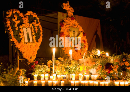 Vigiles, cimetière le Jour des Morts, Tzintzuntzan, près de Patzcuaro, Michoacan, Mexique, Etat de l'Amérique du Nord&# 10 ; Banque D'Images