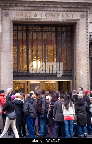 Des hordes de consommateurs à l'extérieur de Saks Fifth Avenue à New York le Vendredi Noir Banque D'Images