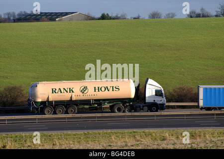 Rank Hovis camion-citerne de la farine sur l'autoroute M40 Warwickshire Angleterre UK Banque D'Images