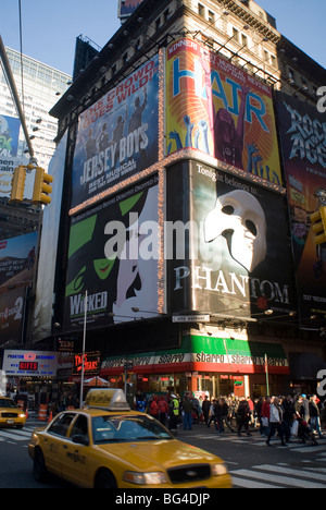 Des panneaux publicitaires de Times Square, Broadway publicité montre le dimanche, Novembre 29, 2009. (© Richard B. Levine) Banque D'Images