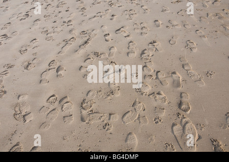 Empreintes de pas sur la plage de sable en Northumbrie Bamburgh England UK Banque D'Images