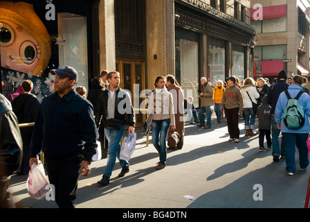 L'extérieur Shoppers Saks Fifth Avenue à New York le jour après le Black Friday, Saturday, November 28, 2009 Banque D'Images