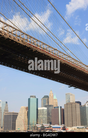 Pont de Brooklyn, et le Lower Manhattan skyline, New York City, New York, États-Unis d'Amérique, Amérique du Nord Banque D'Images