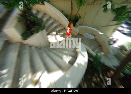 ISTANBUL, TURQUIE. Un petit enfant de couler le Kamondo escaliers dans le quartier de Karakoy Beyoglu. L'année 2009. Banque D'Images