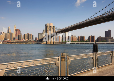 Brooklyn Pont enjambant l'East River à partir de Fulton Ferry Landing, Brooklyn, New York City, New York, États-Unis d'Amérique Banque D'Images