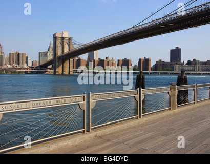 Brooklyn Pont enjambant l'East River à partir de Fulton Ferry Landing, Brooklyn, New York City, New York, États-Unis d'Amérique Banque D'Images