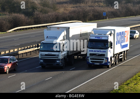 Camions sur autoroute M40, Warwickshire, England, UK Banque D'Images