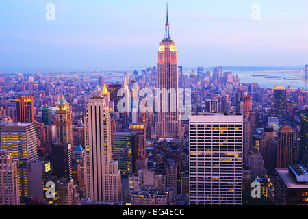 Empire State Building et Manhattan cityscape at Dusk, New York City, New York, États-Unis d'Amérique, Amérique du Nord Banque D'Images