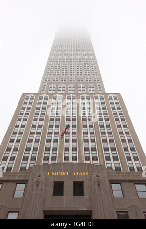 Empire State Building dans la brume, Manhattan, New York City, New York, États-Unis d'Amérique, Amérique du Nord Banque D'Images